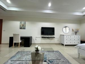 TV o dispositivi per l'intrattenimento presso Alken Studio - Amazing Superior Studio with Marvellous Marina View in the Pearl, Doha
