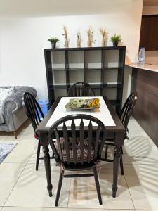 Area soggiorno di Alken Studio - Amazing Superior Studio with Marvellous Marina View in the Pearl, Doha