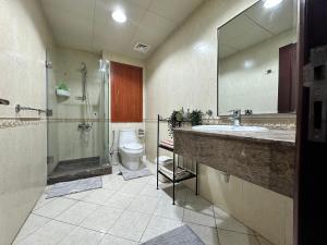 un bagno con lavandino, doccia e WC di Alken Studio - Amazing Superior Studio with Marvellous Marina View in the Pearl, Doha a Doha