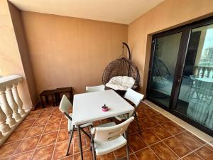 Balcone o terrazza di Alken Studio - Amazing Superior Studio with Marvellous Marina View in the Pearl, Doha