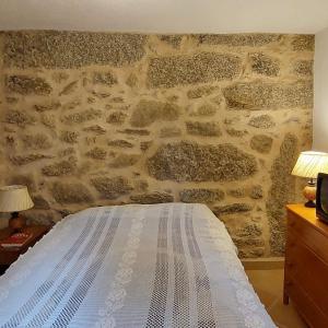 Postel nebo postele na pokoji v ubytování Quarto dos Delgados - Orca, Castelo Branco