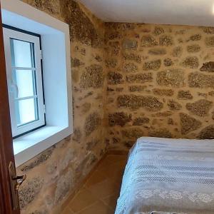 Postel nebo postele na pokoji v ubytování Quarto dos Delgados - Orca, Castelo Branco