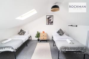 Un pat sau paturi într-o cameră la 10A Cromwell Road - Elegant & Modern 3 Bedroom Apartment in Central Grays with 5 beds