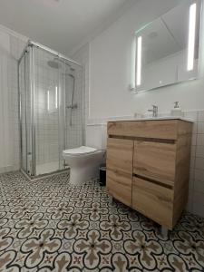 La salle de bains est pourvue d'une douche, de toilettes et d'un lavabo. dans l'établissement Estrela da Almada Mascarenhas, à Almada