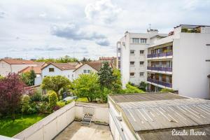 an apartment balcony with a view of a city at escale-marne fr - 21 - Appartement entier, 4 pers, 10mn metro 8, RER A, Parking rue Gratuit, Grand Matelas Emma, Cuisine Équipée, Vue panoramique, 2ème étage in Maisons-Alfort