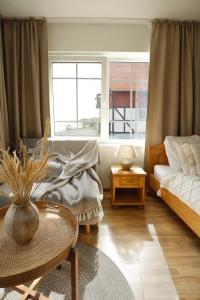 奈達的住宿－普利馬里尤酒店，客厅配有床和桌子