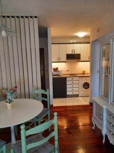 cocina con mesa, mesa y sillas en Apartamento en Milladoiro en Milladoiro