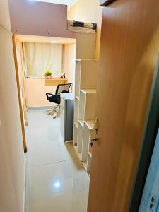 ein Büro mit einem Zimmer mit einem Schreibtisch und einem Stuhl in der Unterkunft Couples Loft Partition CLOSE to MALL OF EMIRATES METRO in Dubai