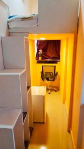 een lego-kamer met een bureau en een stoel bij Couples Loft Partition CLOSE to MALL OF EMIRATES METRO in Dubai