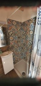 a bathroom with a shower curtain and a sink at Casa Vacanze Maniscalco Sciacca in Sciacca