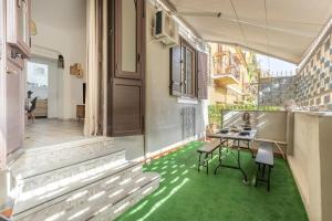 un pequeño balcón con mesa y sillas en Sophi's house, en Palermo