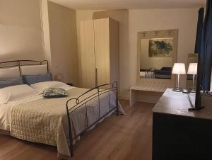 AriediParma - Rooms&apartments tesisinde bir odada yatak veya yataklar