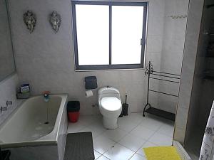 een badkamer met een toilet, een bad en een raam bij Vive las tradiciones de Puebla. in Puebla