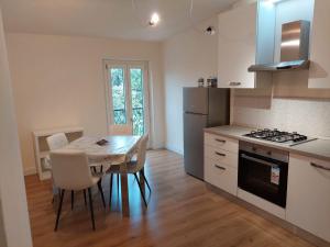 AriediParma - Rooms&apartments tesisinde mutfak veya mini mutfak