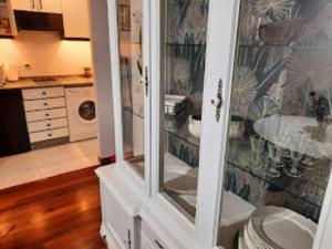 Habitación con baño con lavabo y aseo. en Apartamento en Milladoiro en Milladoiro