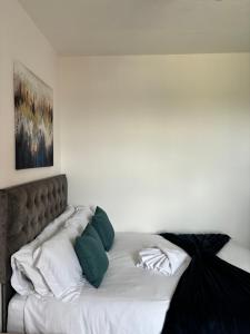 A bed or beds in a room at 3 Double Bed House, Birmingham, M42 & M5 Links