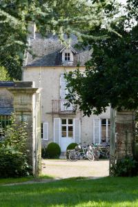 un grupo de bicicletas estacionadas frente a una casa en Chambres d'Hôtes Manoir Du Chêne, en Nonant