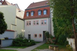 ein weißes Gebäude mit rotem Dach in der Unterkunft B2-Ferienwohnung in Erfurt