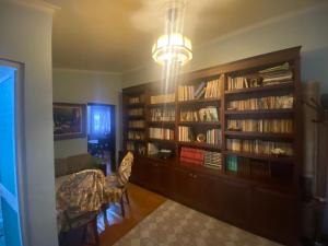 ein Wohnzimmer mit einem Bücherregal voller Bücher in der Unterkunft Aparttamento in Tirana