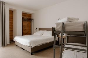 Postel nebo postele na pokoji v ubytování Belladonna Hotel