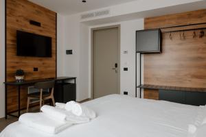 Postel nebo postele na pokoji v ubytování Belladonna Hotel