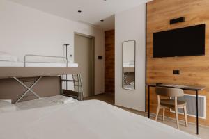 Postel nebo postele na pokoji v ubytování Belladonna Hotel