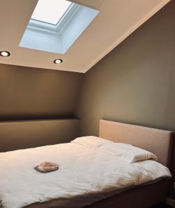 Postel nebo postele na pokoji v ubytování Het huis van Hermens