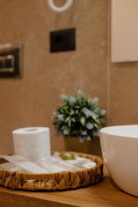 TV a/nebo společenská místnost v ubytování Belladonna Hotel + 15 fotografií