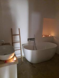 y baño con bañera blanca y lavamanos. en Le Chianche, en Ceglie Messapica