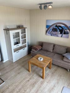 ein Wohnzimmer mit einem Sofa und einem Couchtisch in der Unterkunft yachtclub-fehmarn in Burgtiefe auf Fehmarn 