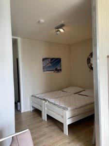 ein Schlafzimmer mit einem Bett in einem Zimmer in der Unterkunft yachtclub-fehmarn in Burgtiefe auf Fehmarn 