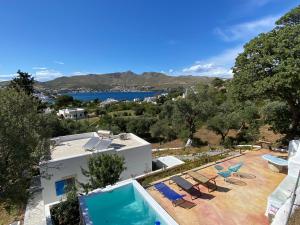 uma vista para uma casa com piscina em The Velanidies - Οι Βελανιδιές em Agia Marina