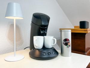 Příslušenství pro přípravu čaje a kávy v ubytování Sagenhafter Ausblick