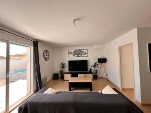 een slaapkamer met een groot bed en een woonkamer bij Lion house in Saint-Gilles