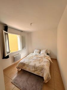 een kleine slaapkamer met een bed en een raam bij Lion house in Saint-Gilles +20 foto's