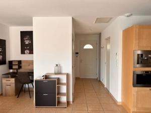 een woonkamer met een keuken en een tafel bij Lion house in Saint-Gilles