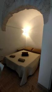 1 dormitorio con 1 cama con luz encendida en Le Chianche, en Ceglie Messapica