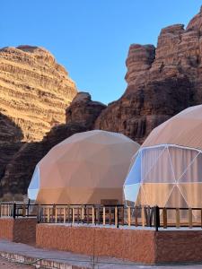 a renderización de un edificio con montañas en el fondo en Obeid's Bedouin Life Camp, en Wadi Rum