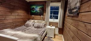 1 dormitorio con cama y ventana. en Malangen Lodge, en Mestervik