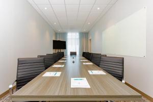 una gran sala de conferencias con una mesa larga y sillas en Staybridge Suites Winter Haven - Auburndale, en Winter Haven