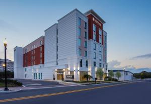 d'un bâtiment situé dans une rue de la ville dans l'établissement Staybridge Suites Winter Haven - Auburndale, à Winter Haven