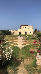 a view of a house with flowers in the yard at sidi kaouki ayt karoum in Sidi Kaouki