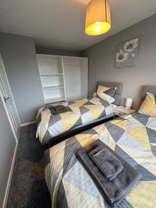 1 dormitorio con 2 camas y lámpara en Hinckley Home Leysmill en Hinckley
