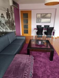 sala de estar con sofá y mesa en Piso familiar próximo a Santiago de Compostela y La Coruña, en Ordes