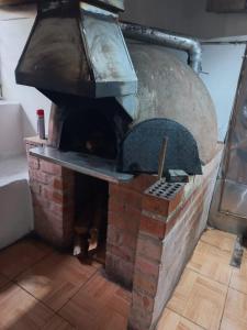 un viejo horno de ladrillo con suelo de ladrillo en SajaHome, en Cusco