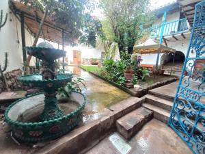 庫斯科的住宿－SajaHome，房屋庭院中的喷泉