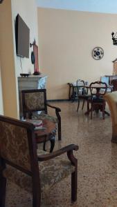 sala de estar con varias sillas y chimenea en La Dimora Di Anna, en Chiusi