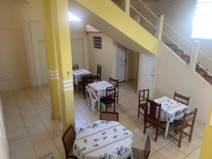 an overhead view of a dining room with tables and chairs at Casarão Hostel in Guaratinguetá +14 photos