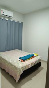 una camera con letto con tenda blu di Casa aconchegante Gran Ville a Rondonópolis