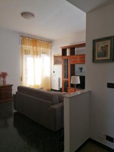 - un salon avec un canapé et une fenêtre dans l'établissement La casa di Rossella - Genova, Quarto mare, à Gênes